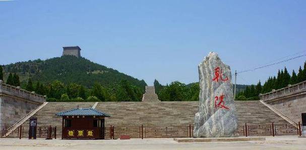 当地人又叫做姑婆陵,乾陵坐落在陕西省咸阳市乾县城外6公里的梁山上