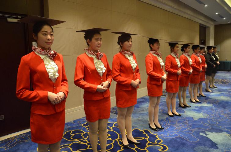 "礼仪服务志愿者在北京某驻地酒店进行礼仪训练,其中包括仪态(站姿