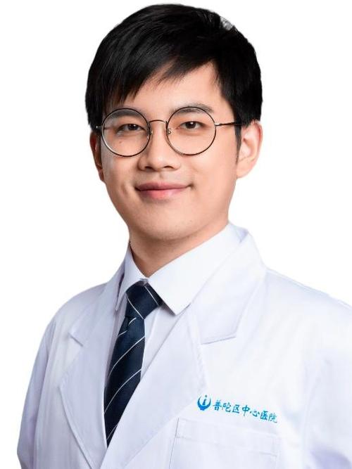 医师王伟,呼吸与危重症医学科主治医师孟子誉,康复科治疗师胡凡搭档