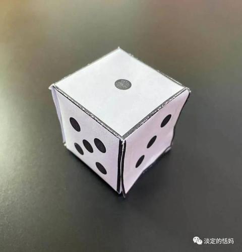 最常见的骰子是六面骰,它是一颗正立方体,上面分别有一到六个孔(或