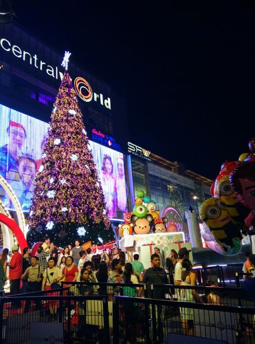 central world商圈位于曼谷的市中心,是东南亚最大的购物中心之一