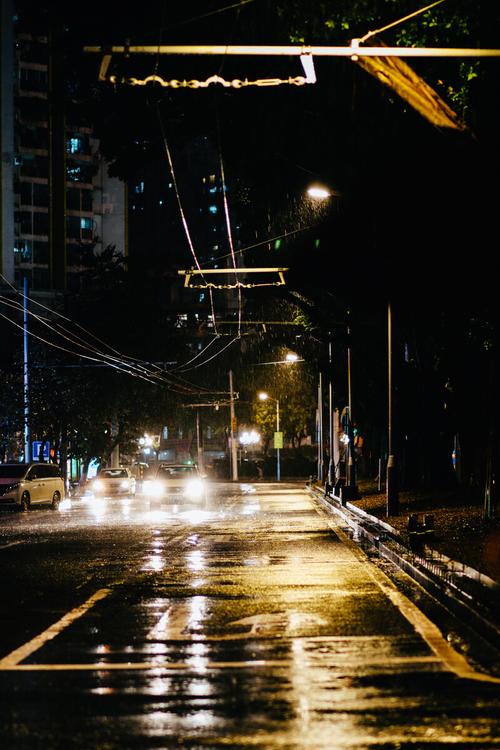 下雨天夜的街