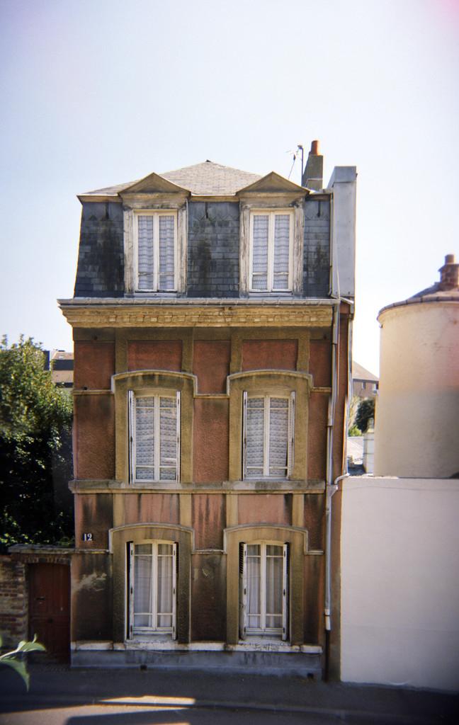 古朴的欧式建筑.,一张的古雅挺拔的三个故事欧洲房子的股票照片.