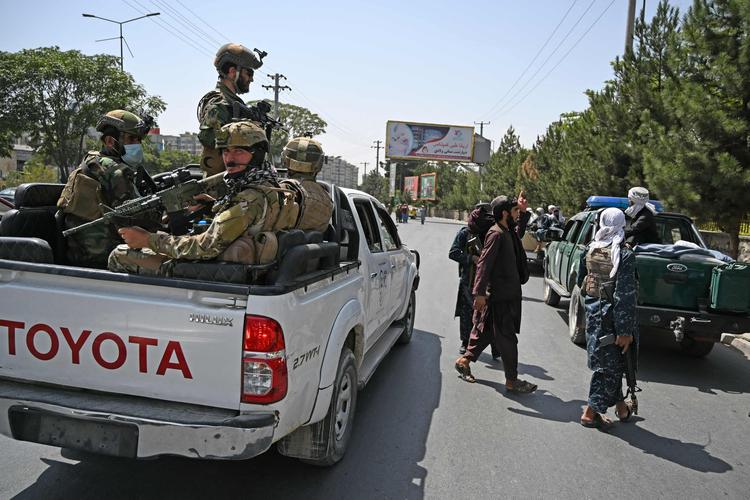 阿富汗喀布尔:执勤中的塔利班人员|喀布尔|塔利班|阿富汗_新浪新闻