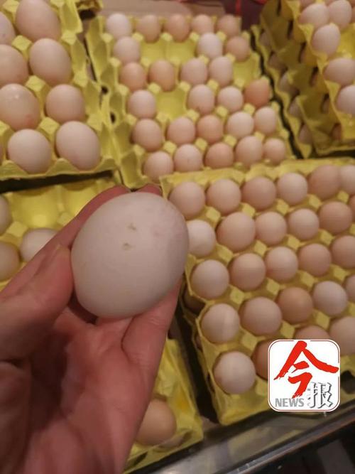 柳州谷埠街南城百货卖发霉鸡蛋超市辩称外边霉并不影响里面
