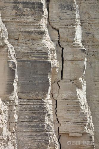 塞浦路斯沿岸的裂缝岩石