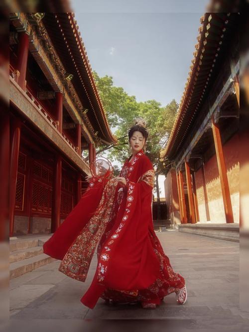 唯美飘逸的古典中国红汉服美女写真图片