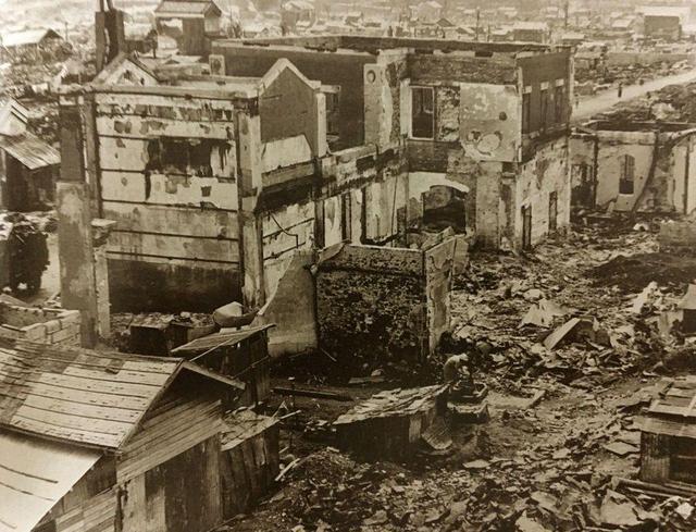 李梅继续对日本进行第二次的轰炸,战争结束后,共有50多万个日本人死亡
