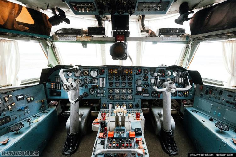 伊尔-76td飞行机组五人,其中四个人在驾驶舱内.