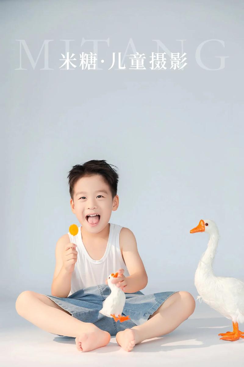 6岁男童照太好看啦!宝宝吃着喜欢的棒棒糖 和鸭子一起玩 好像 - 抖音