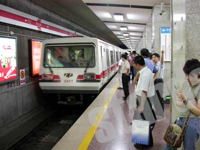 北京6天3名乘客跳下地铁 新地铁加装屏蔽门(图)