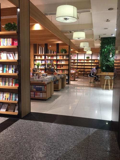 人民路新华书店重新装修后,很漂亮,很有情调调