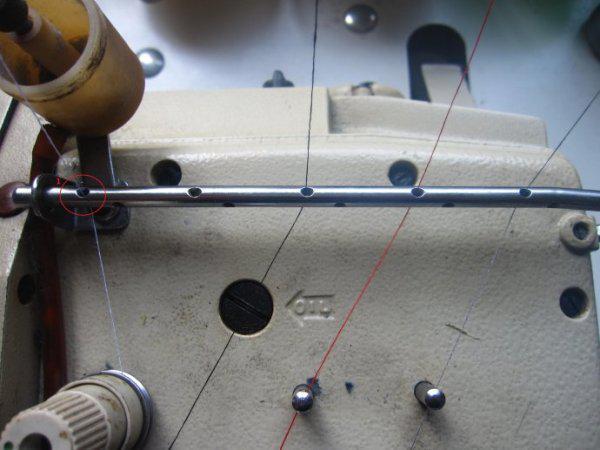 三线包缝机穿线方法