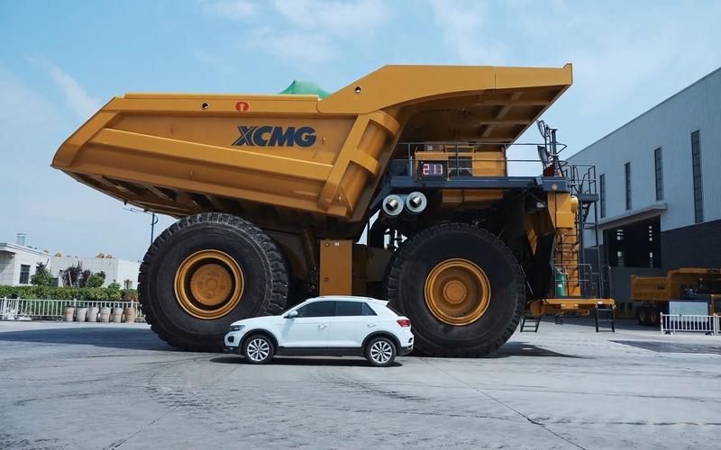 世界上最大的卡车,全车长有20米,宽10米,高有8米