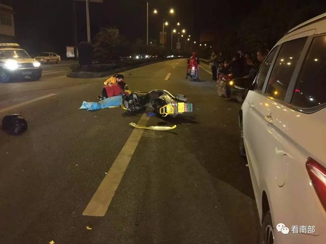 袁家桥17日晚发生重大交通事故,摩托司机当场死亡