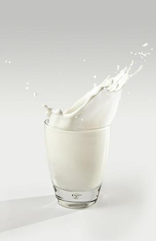 原创把牛奶倒在杯子里.