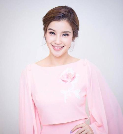 出生于泰国呵叻府披迈县,毕业于诗纳卡宁威洛大学表演系,泰国女演员