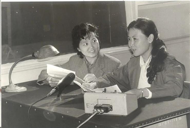《空中之友》主持人徐曼(左),冬艳在主持节目