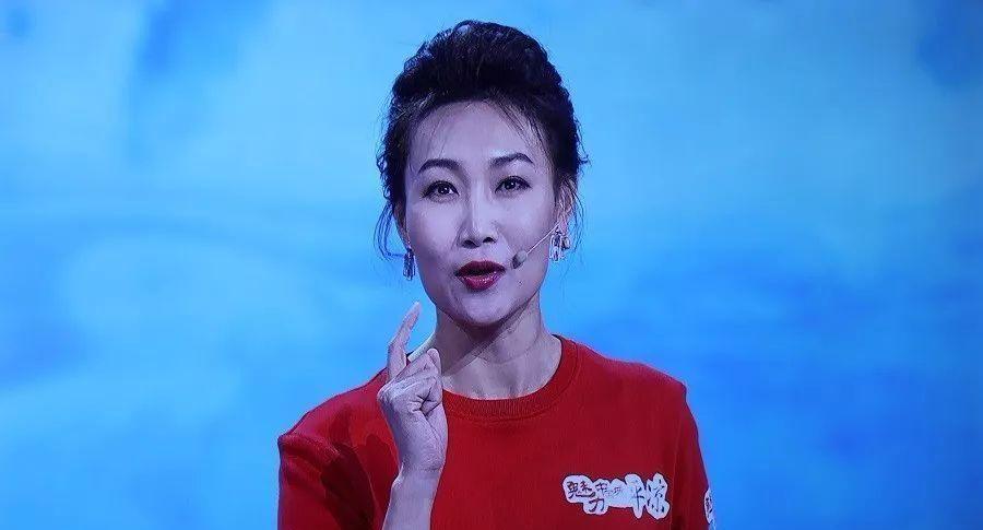 43岁央视主播李梓萌素颜出镜"在线征婚"清纯动人