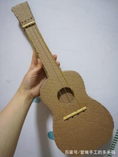 旧纸箱做的小吉他,来自百家号:爱做手工的多米妈