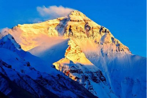 珠穆朗玛峰,世界屋脊的巅峰,是地球上最高的山峰.