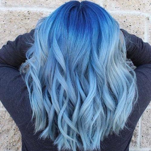 蓝绿色和紫色做渐变染色,披肩发和马尾辫的双层发型,耳边古典式垂发