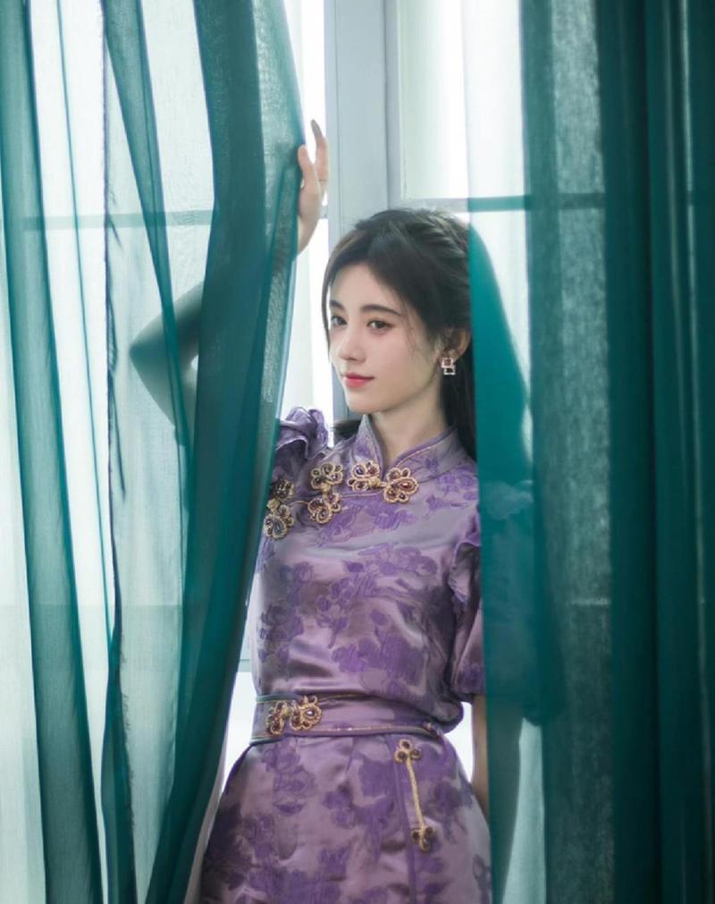 鞠婧祎美女,新中式紫色旗袍风格穿搭