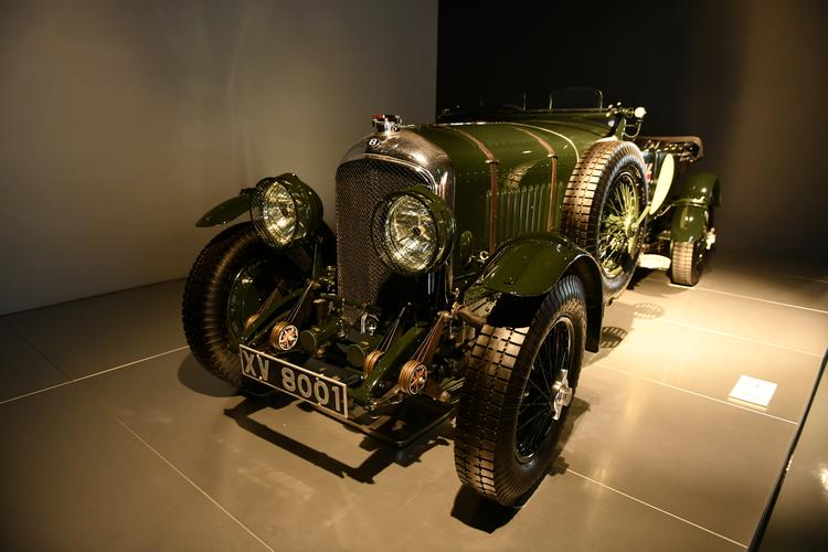 寻觅百年汽车历史 看珍藏的古董汽车