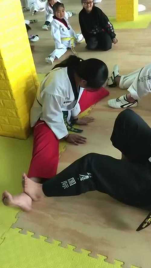 跆拳道正在压腿的小姑娘咱也不知道是哭是笑看着就疼
