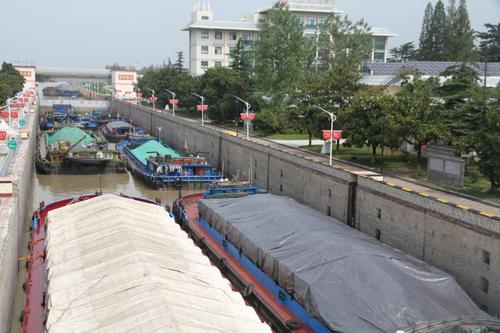 京杭运河邵伯船闸单日通过量114.5万吨