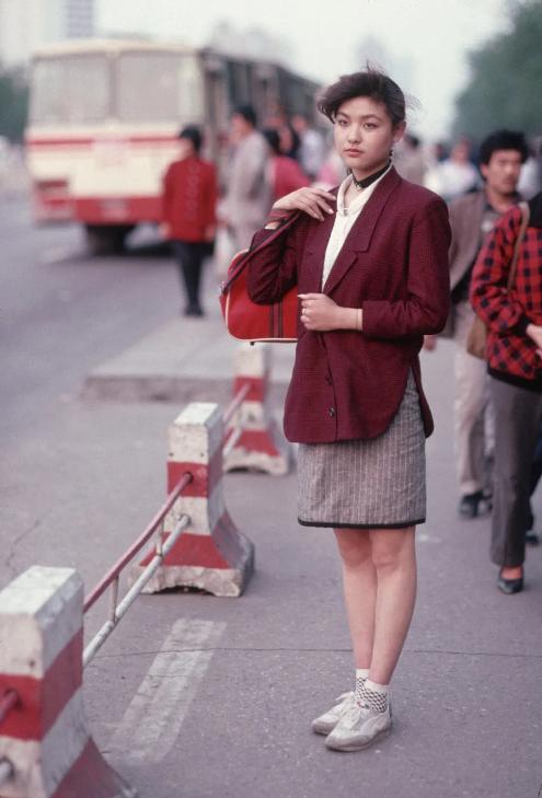 当年的亚洲深受香港娱乐业影响 所以在90年代的韩国街头 到处都是港星
