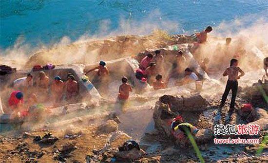 怒江峡谷中的澡堂会