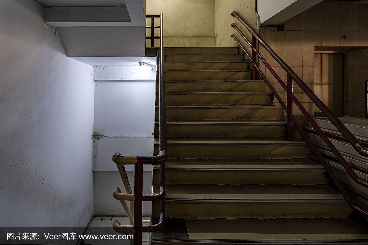 黑暗,恐怖,可怕,古老和狭窄的楼梯上下到神秘的地方或旧办公室在停车