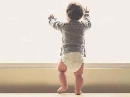 宝宝七八个月就想站立,会影响腿部发育吗?宝宝学站的要点请收好