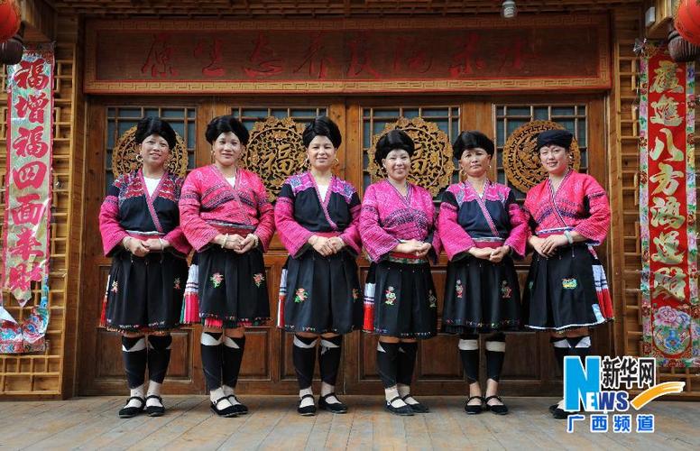 在广西龙胜各族自治县龙脊镇黄洛瑶寨,6名瑶族妇女在展示红瑶服饰