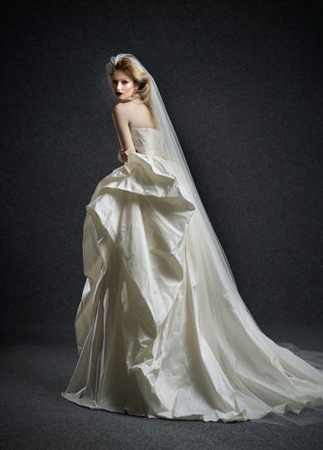 2015春夏系列的婚纱设计灵感来自欧洲贵族的着装960_1337竖版 竖屏