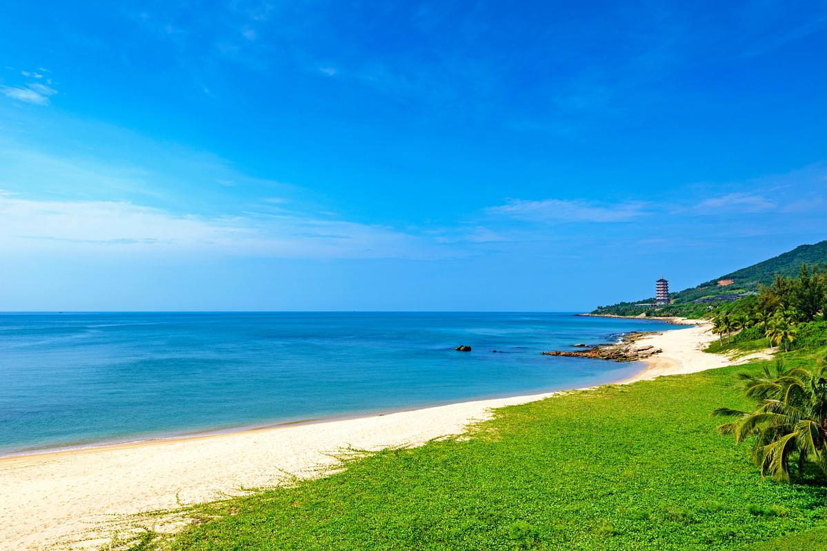 海南石梅湾景区是一个拥有原始风光和丰富旅游资源的度假胜地.