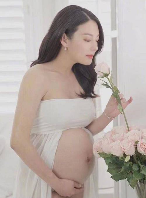 关于张雨绮怀孕的事,其实早在2017年就有媒体曝光了她挺着肚子时候的