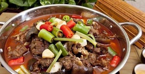 黑山羊火锅是云南丽江的一个特色美食菜,味道诱人