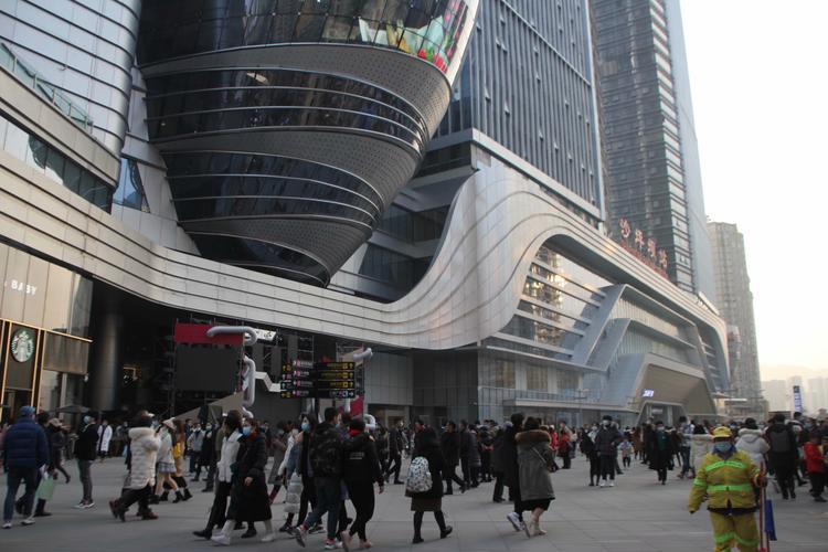人从众!重庆最大购物中心开业,市民人山人海热情打卡