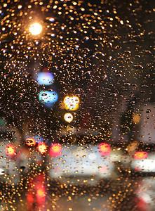 车雨,雨夜交通堵塞的焦点从车挡风玻璃背景