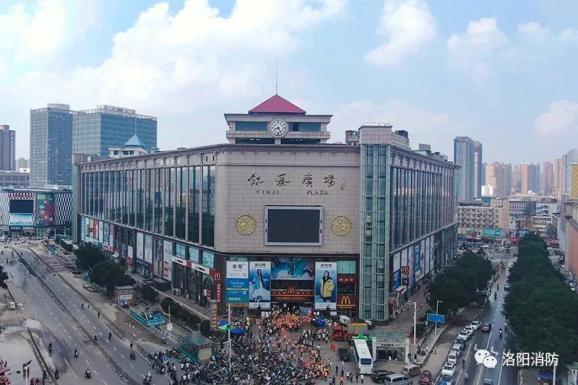 7月25日,在河南省郑州市银基商贸城周边,援郑救灾的洛阳消防员全力