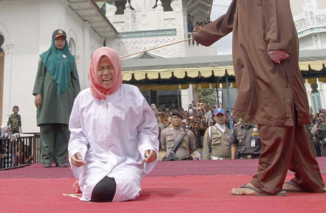 印尼女子因亲近男大学生遭当众鞭刑(组图)