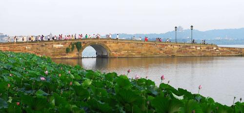 西湖断桥位于杭州北里湖和外西湖分水点,断桥之名得于唐朝.