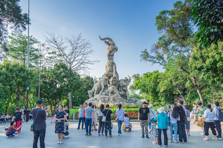 图为2021年4月11日,广州越秀公园景区,游客在"五羊雕像"前合影.