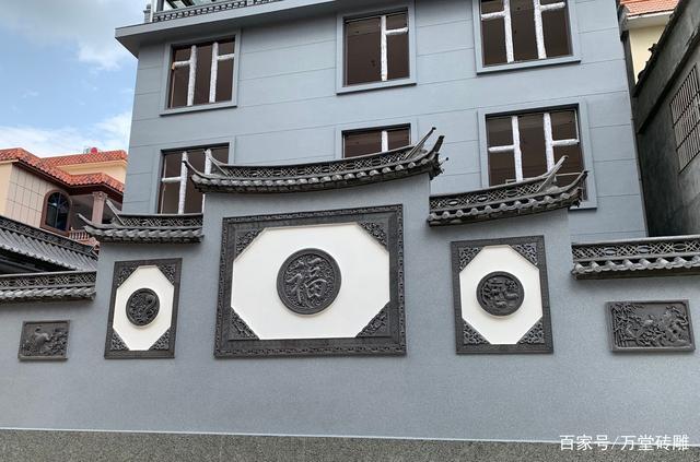 在中式建筑中,我们进入庭院第一眼看见的一般都是影壁,它是入门时院子
