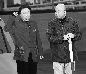 冯巩(左),郭冬临的小品掀起了零点后的收视小高潮.