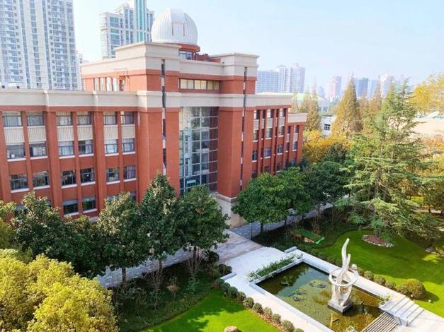 复旦附中是上海市教委和复旦大学双重领导的市首批实验性,示范性高中.