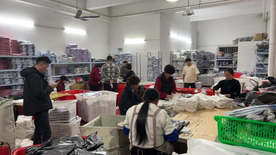 路西哲服饰合作的服装工厂员工在打包成衣2023年,在"遇见好国货"计划