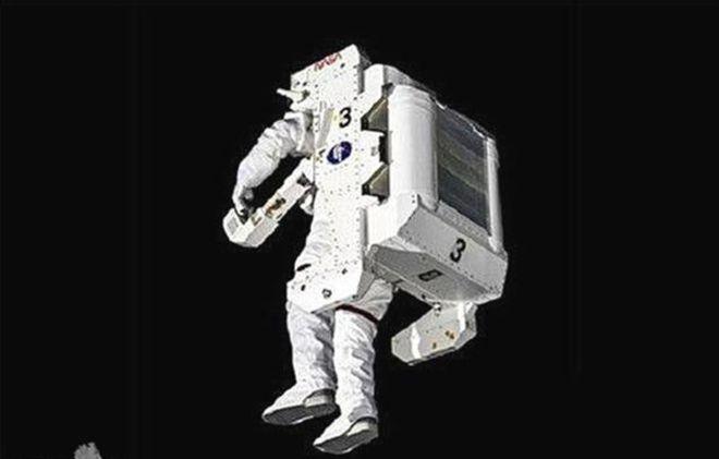 宇航员外出时会背一个小型的应急喷气背包,通过向外排气形成反作用.